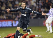 开云体育APP下载-暗夜引擎，当基米希在F1街道赛的十字路口踩下油门