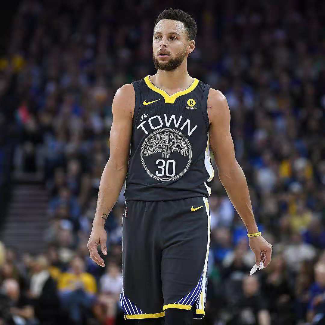 包含希腊男篮险胜勇士B队，萨姆·米切尔绝境逆转的词条