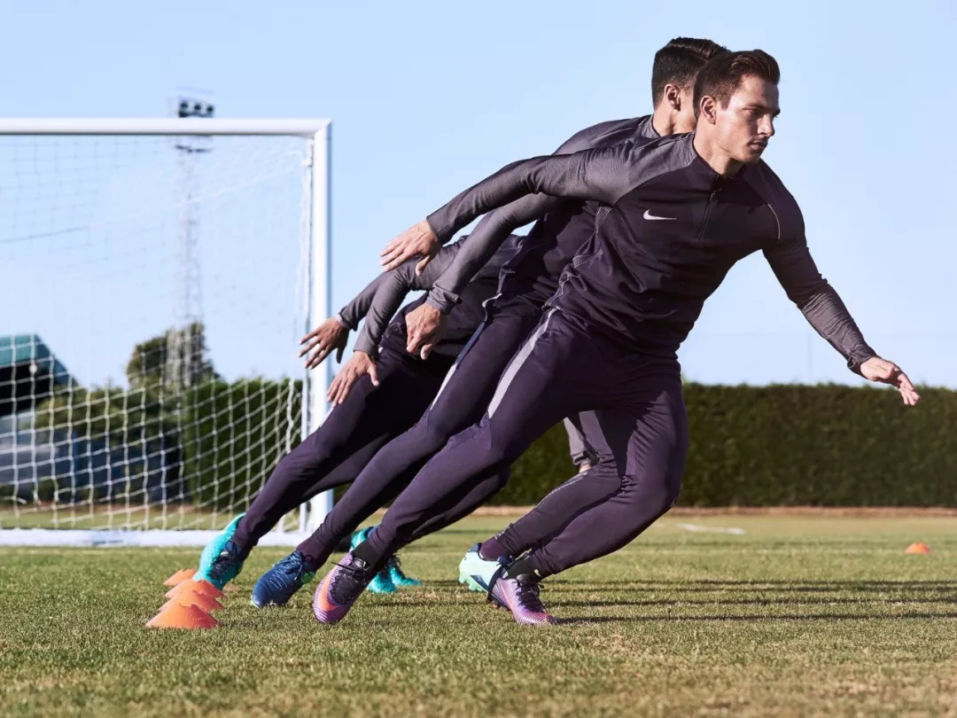 球员推销个人购物品，受球迷欢迎购买