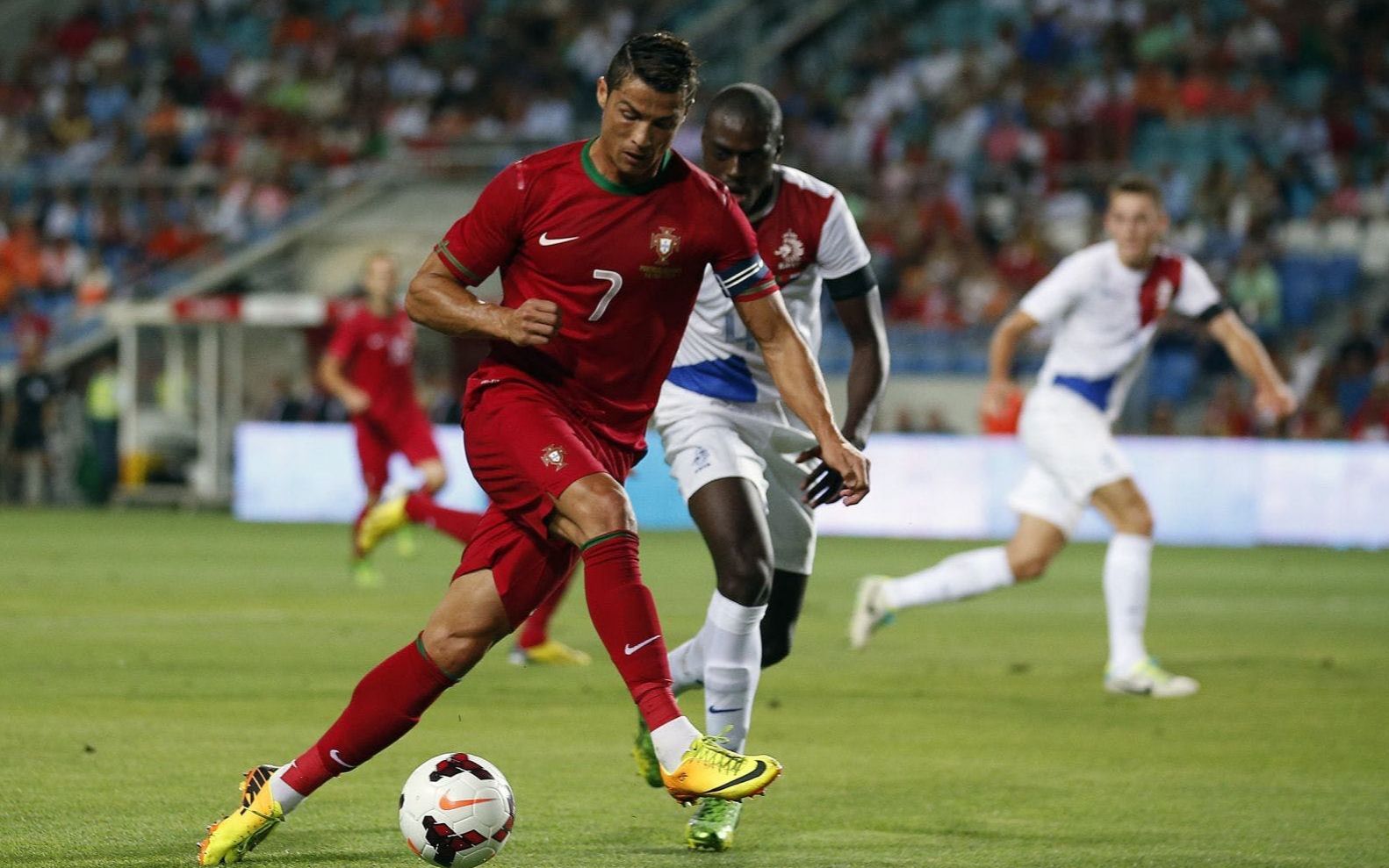 风云人物在国际足球舞台上大放异彩 风云人物在国际足球舞台上大放异彩