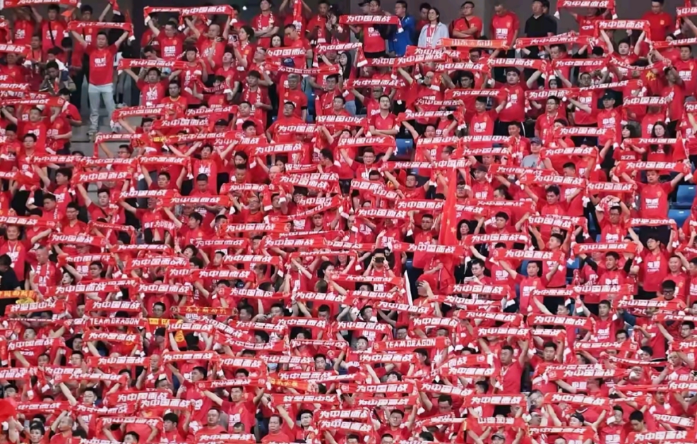 包含亚特兰大球迷纷纷前来球场为球队加油助威的词条