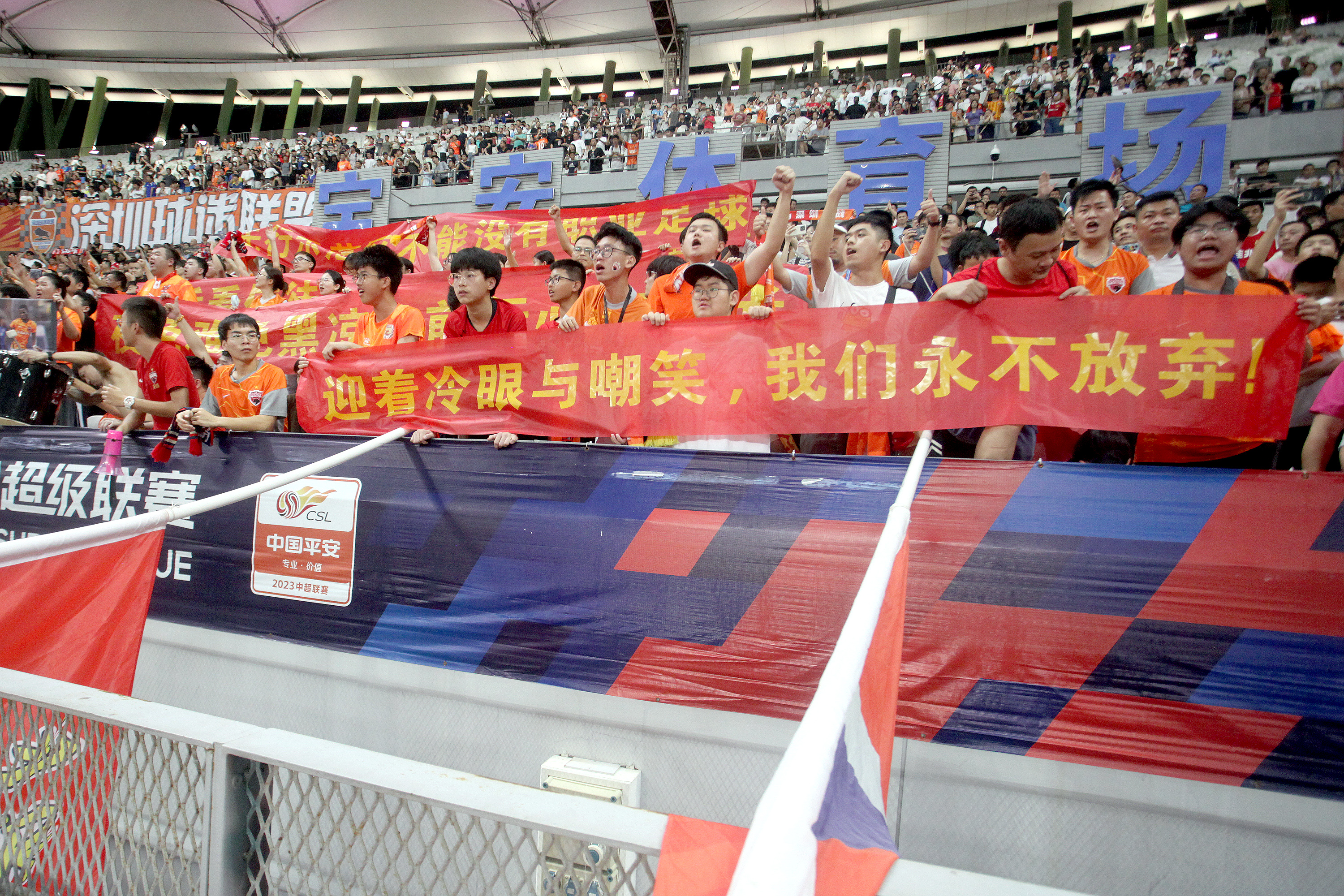 包含亚特兰大球迷纷纷前来球场为球队加油助威的词条