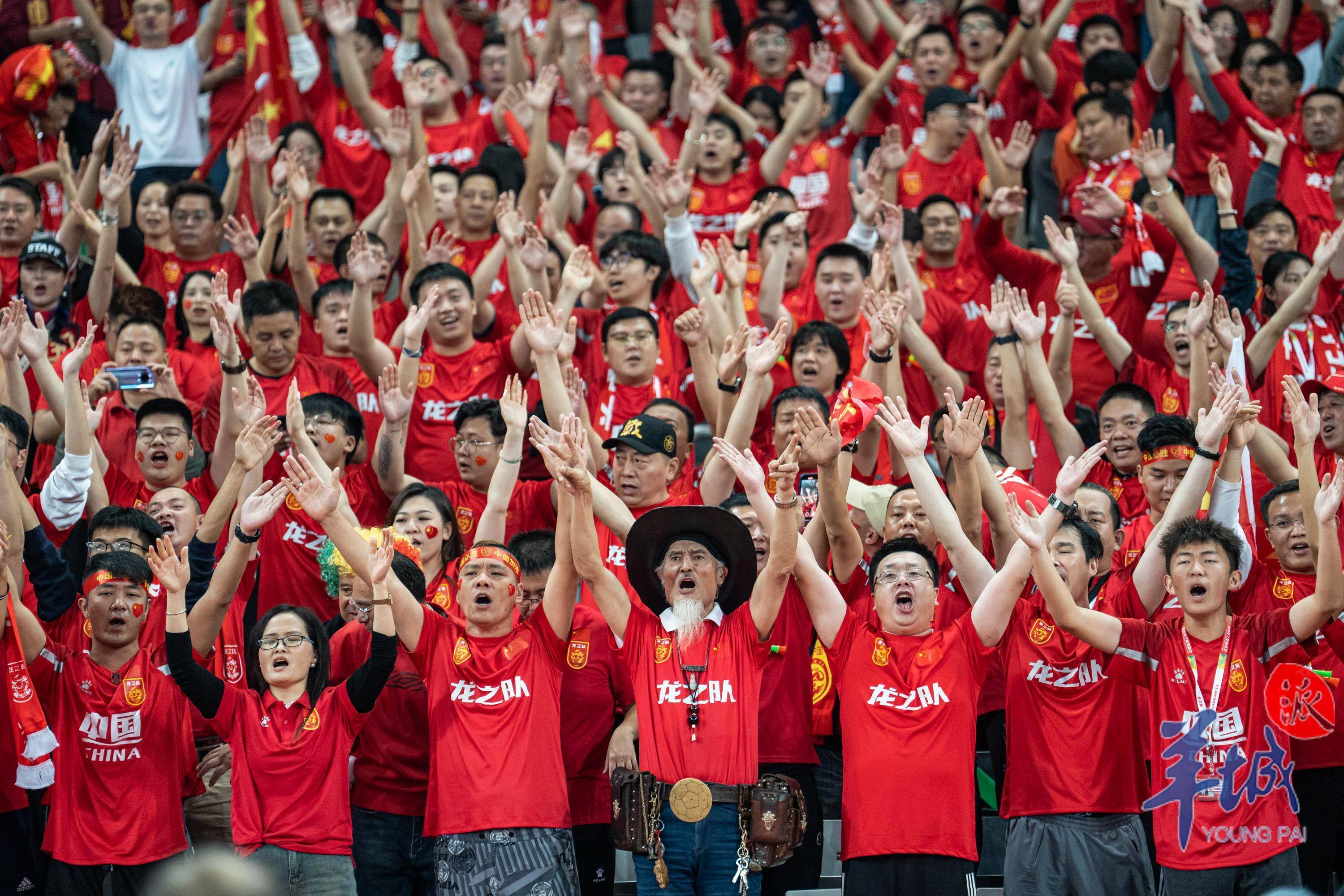 球迷掀起女足热潮，呐喊助威声不断