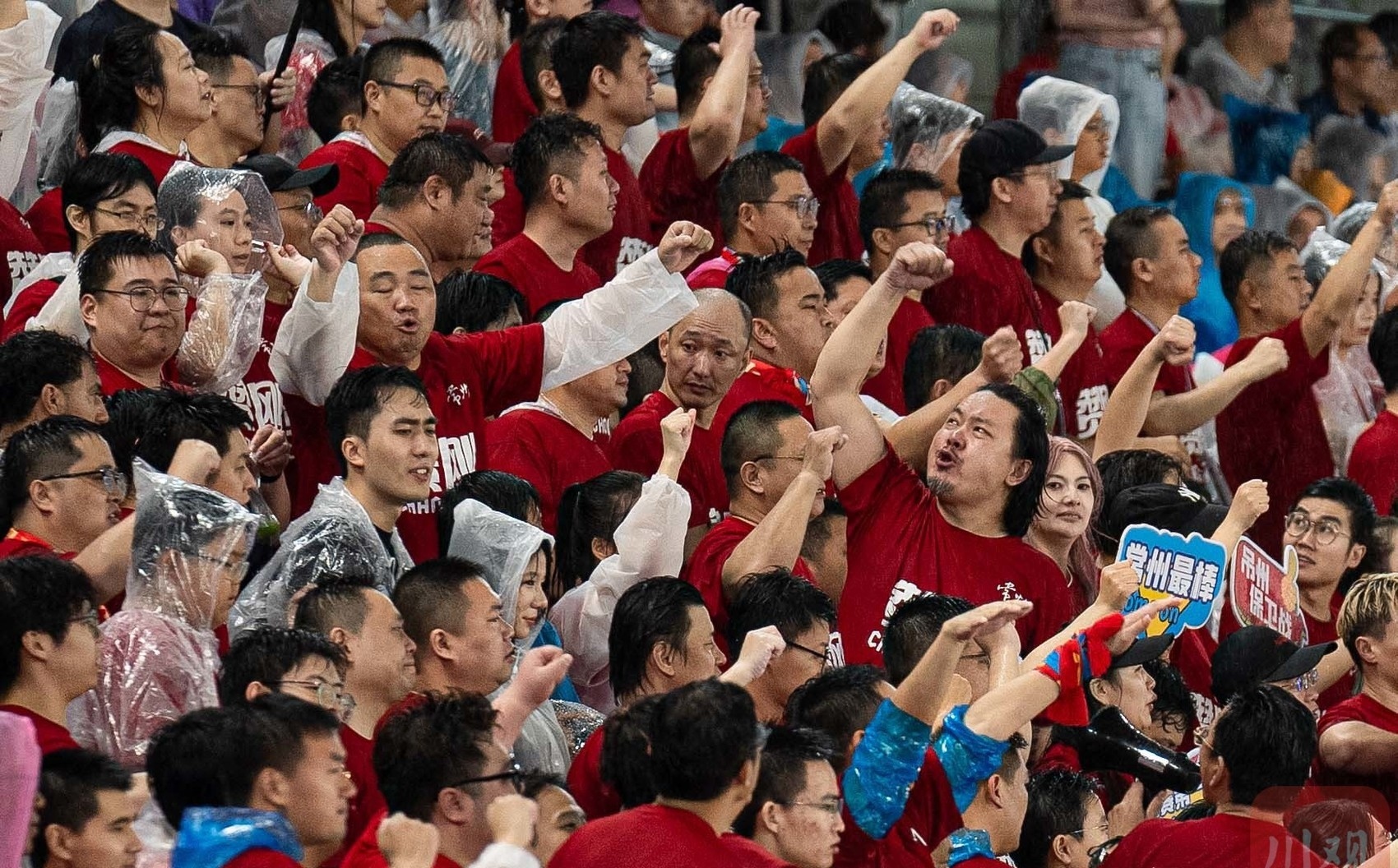 球迷掀起女足热潮，呐喊助威声不断