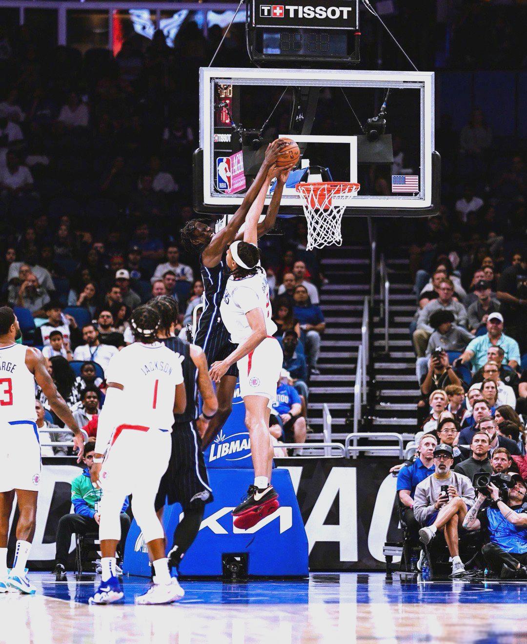 快船遭遇惨败,客场失利难以挽回 快船遭遇惨败,客场失利难以挽回