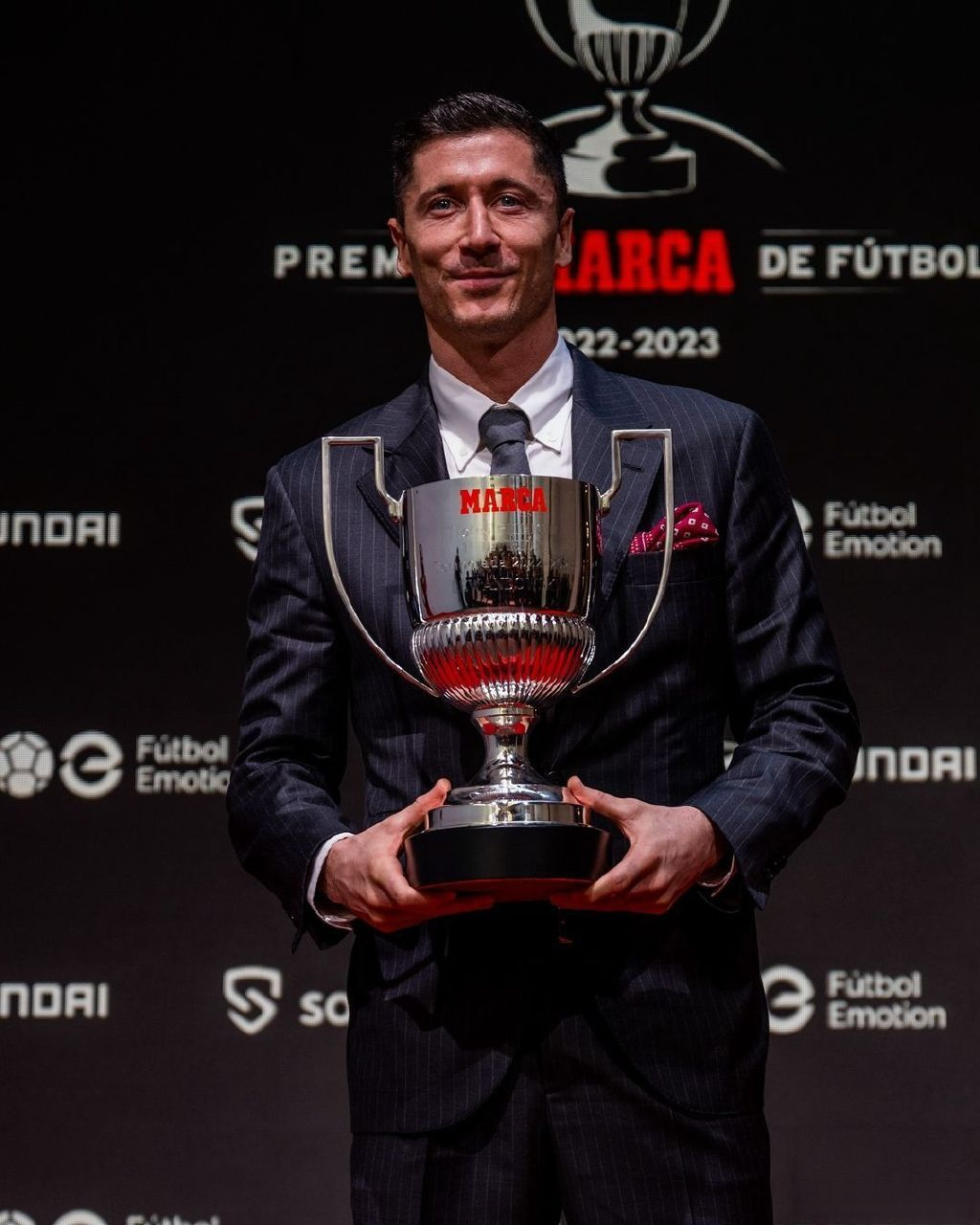 拜仁逆转巴西，莱万送出助攻