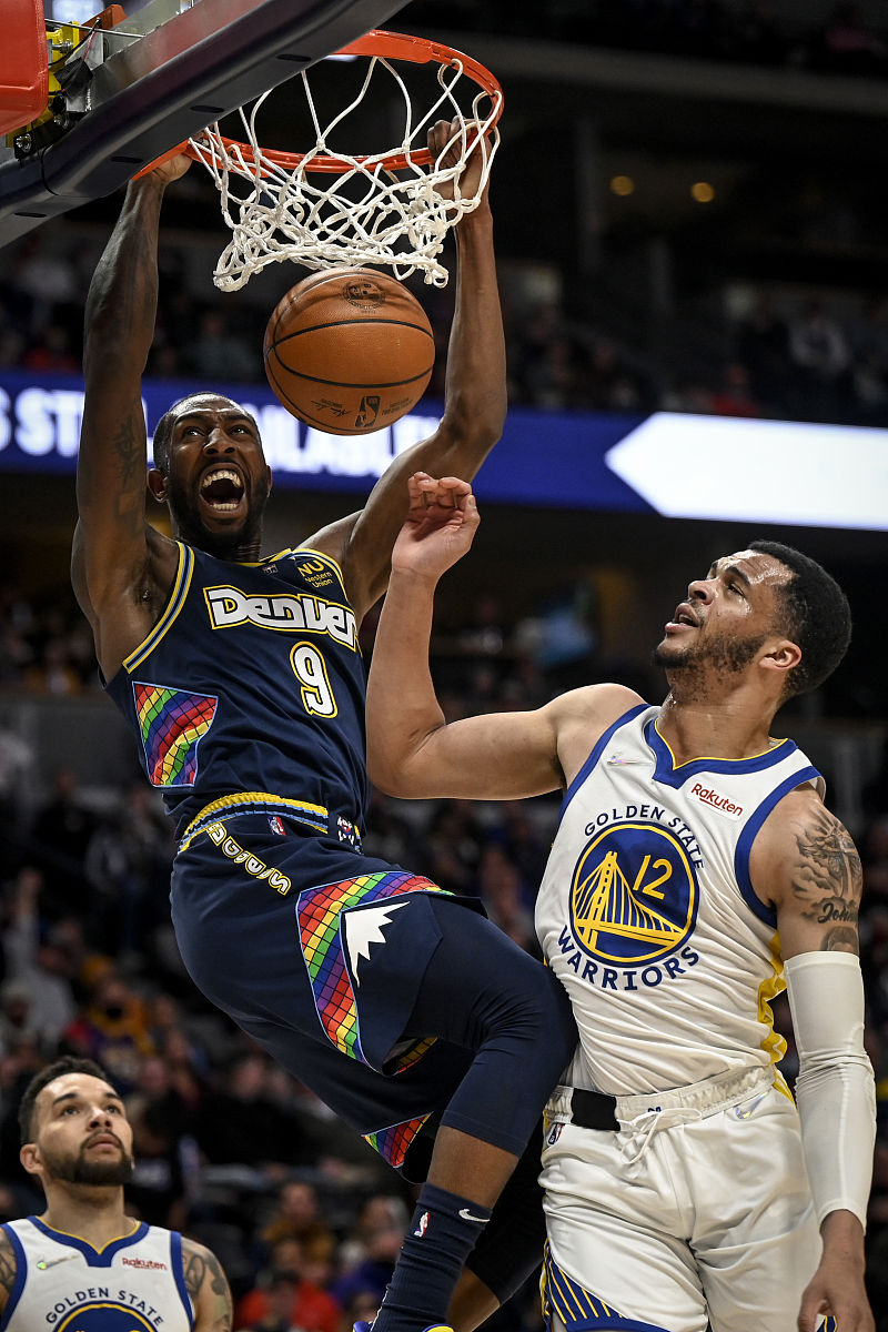 包含美国男篮横扫掘金，布克关键制胜的词条