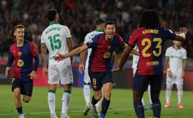 巴黎鏖战曼联,莱万爆发神勇的简单介绍 巴黎鏖战曼联,莱万爆发神勇的简单介绍