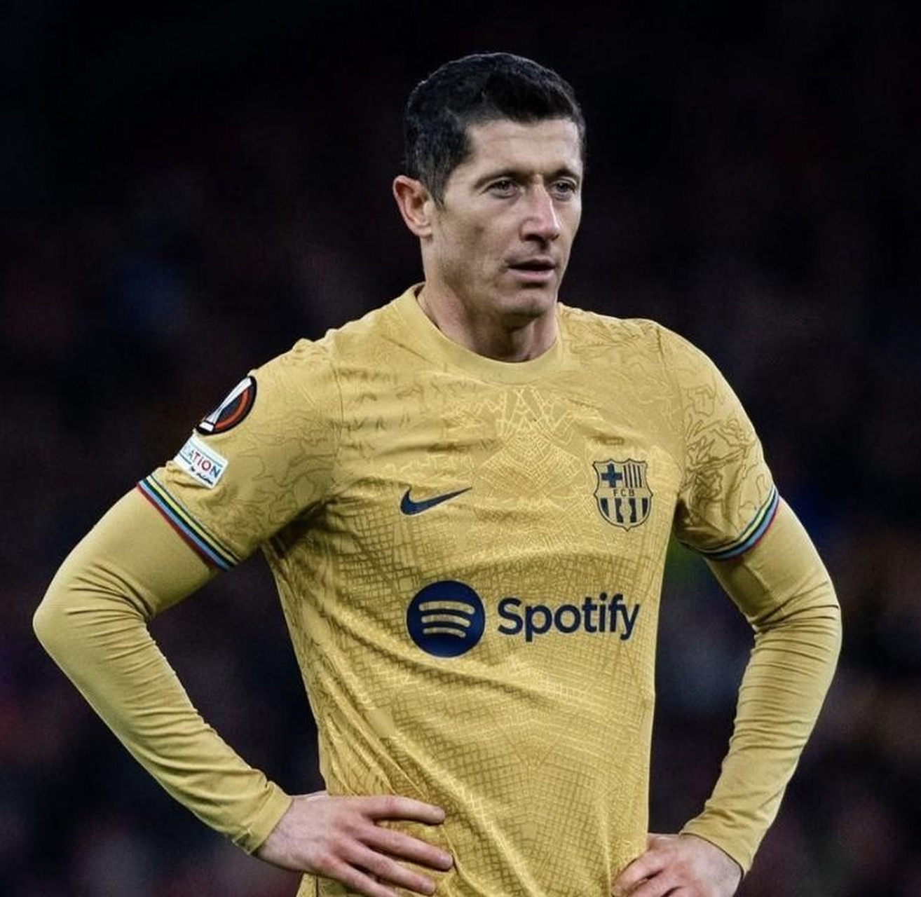 巴黎鏖战曼联,莱万爆发神勇的简单介绍 巴黎鏖战曼联,莱万爆发神勇的简单介绍